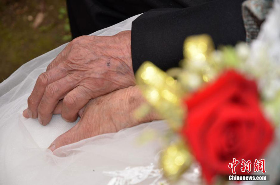 Couple in Their 90's Holds Platinum Wedding Ceremony in Sichuan