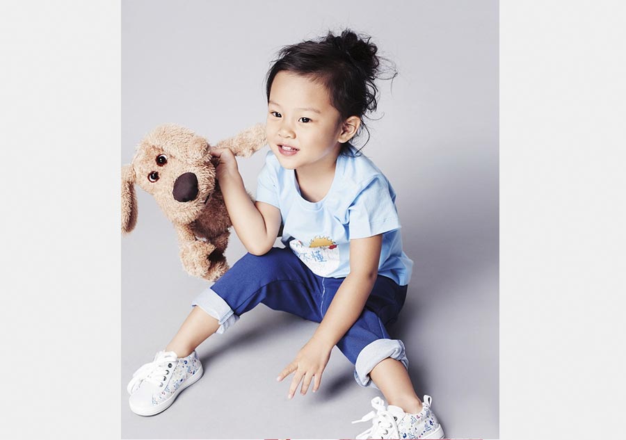 Sweet Tian Xin poses for parenting magazine