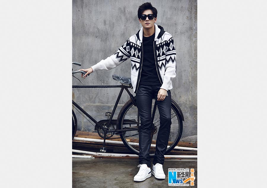 Actor Yang Yang poses for street snaps
