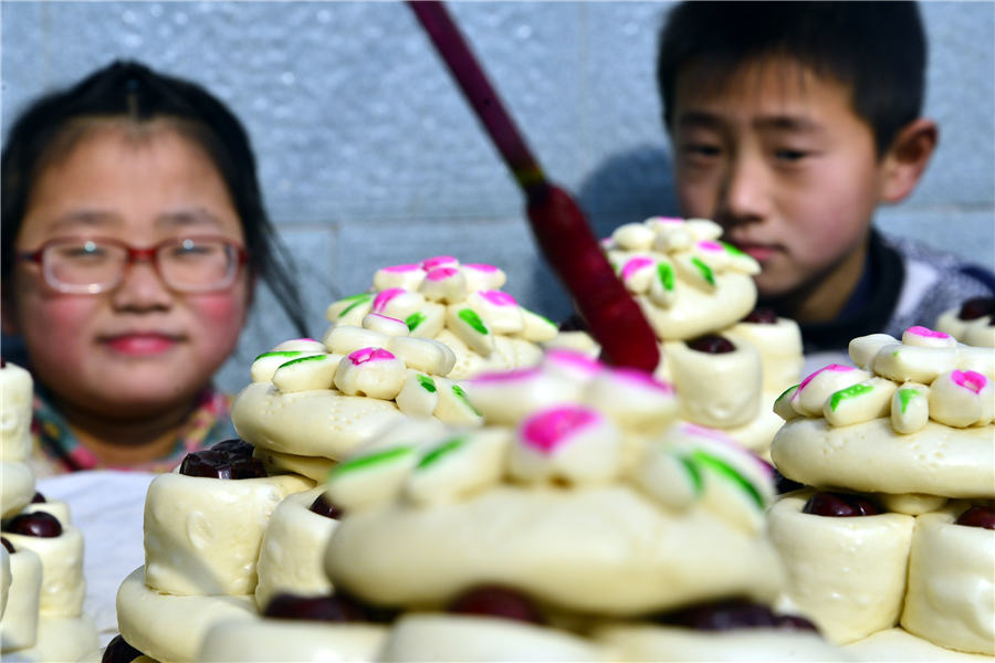 Villagers make flowery cakes to embrace Spring Festival