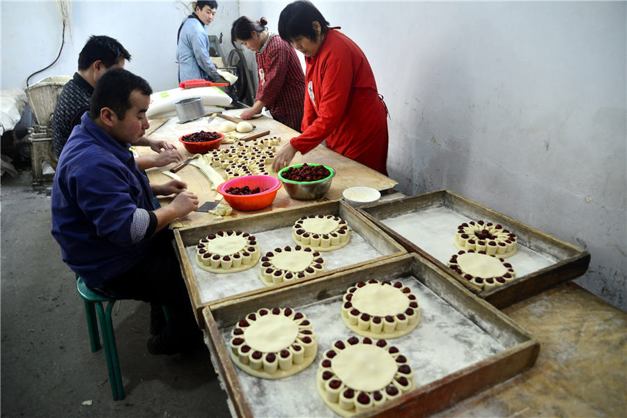 Villagers make flowery cakes to embrace Spring Festival