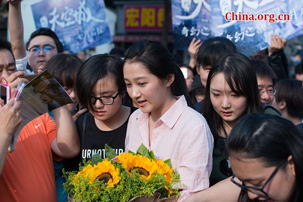 Guan Xiaotong Sex - Rising star surrounded by fans after major exam[4]|chinadaily.com.cn
