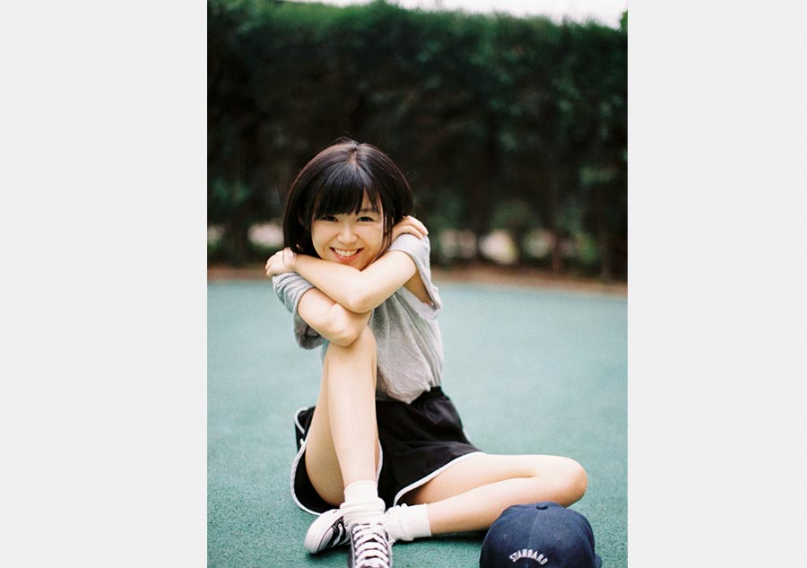 Emerging star Song Yiren releases sporty photos