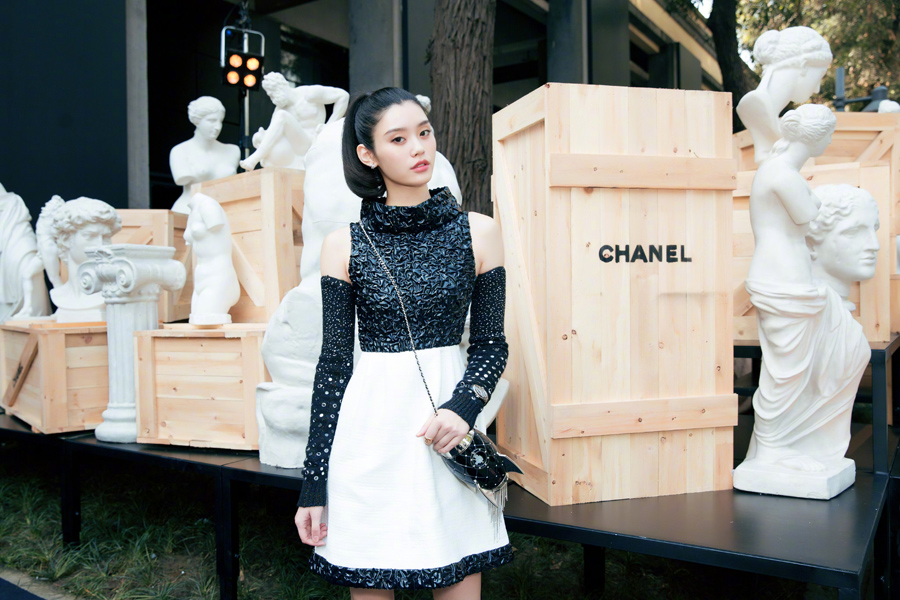 Xi Mengyao spotted in 2018 Chanel Resort fashion show
