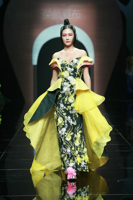 Rongchang ramie show shines in Beijing Fashion Week