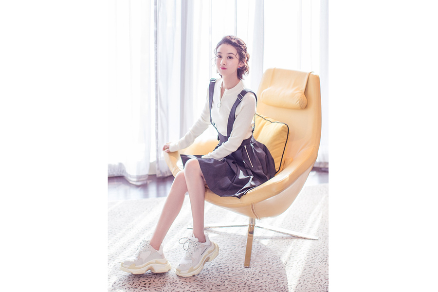 Actress Zhao Liying releases fashion photos