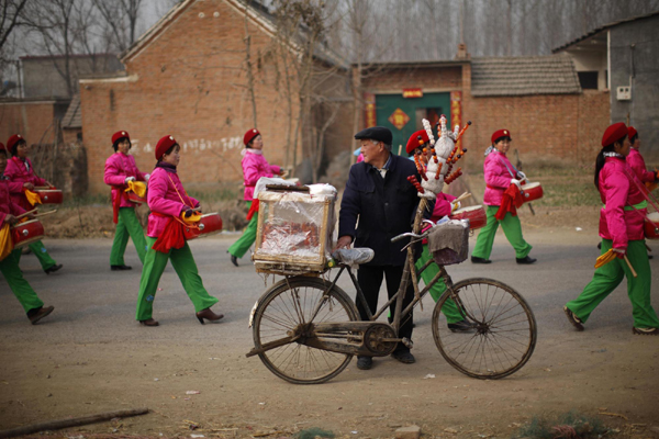 Chinese husband, American wife hold rural wedding