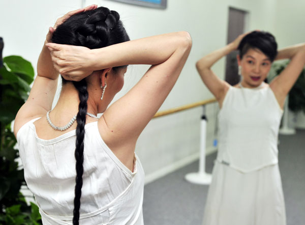 Woman keeps 1.7-meter-long hair