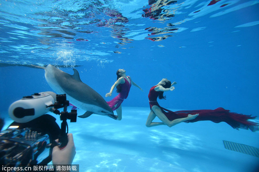 Twin world champions pose for underwater wedding photos