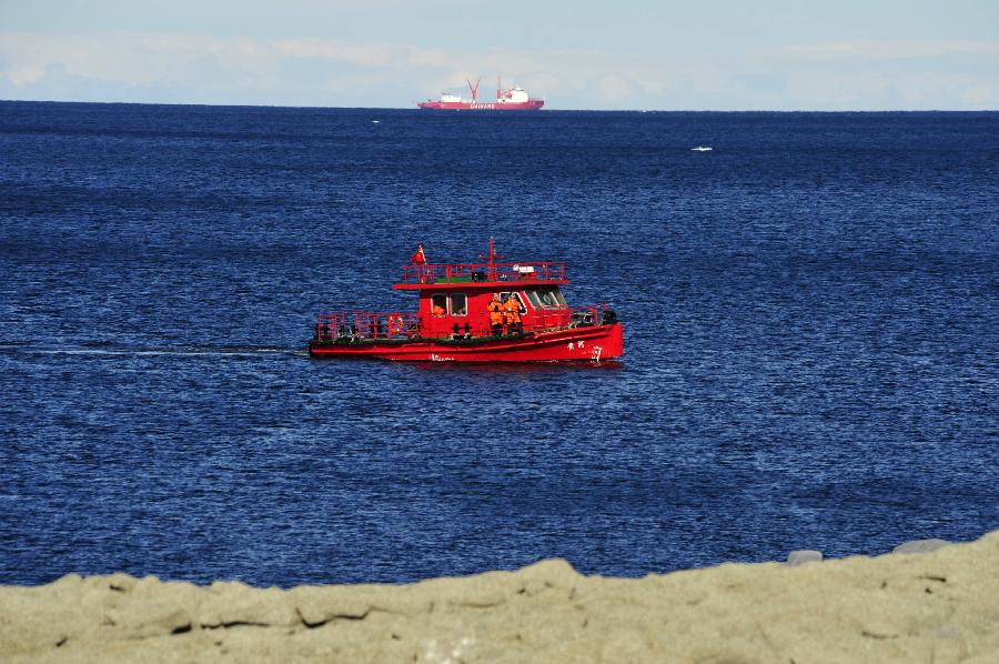 <EM>Xuelong </EM>carries on mission after breaking from floes