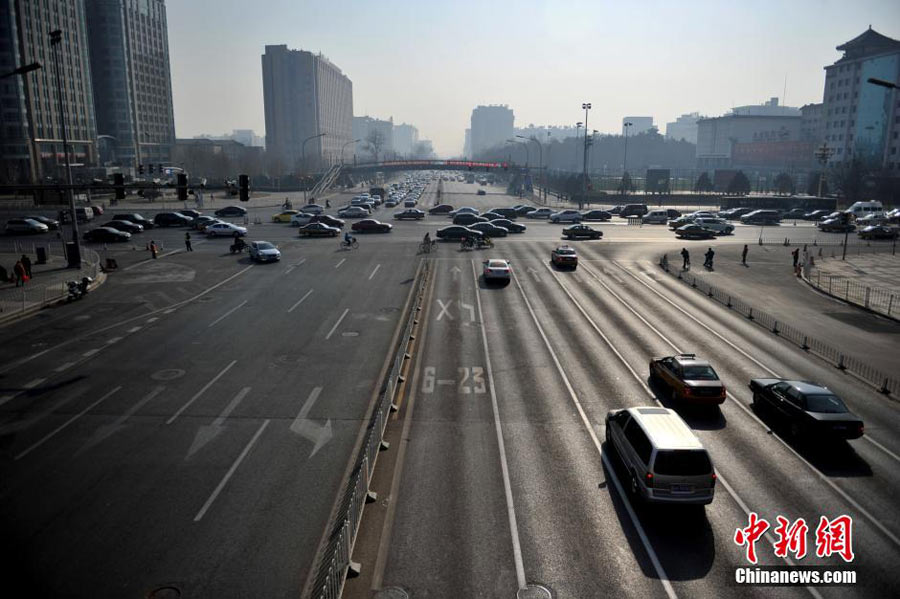 Home-bound workers ease crowding in Beijing