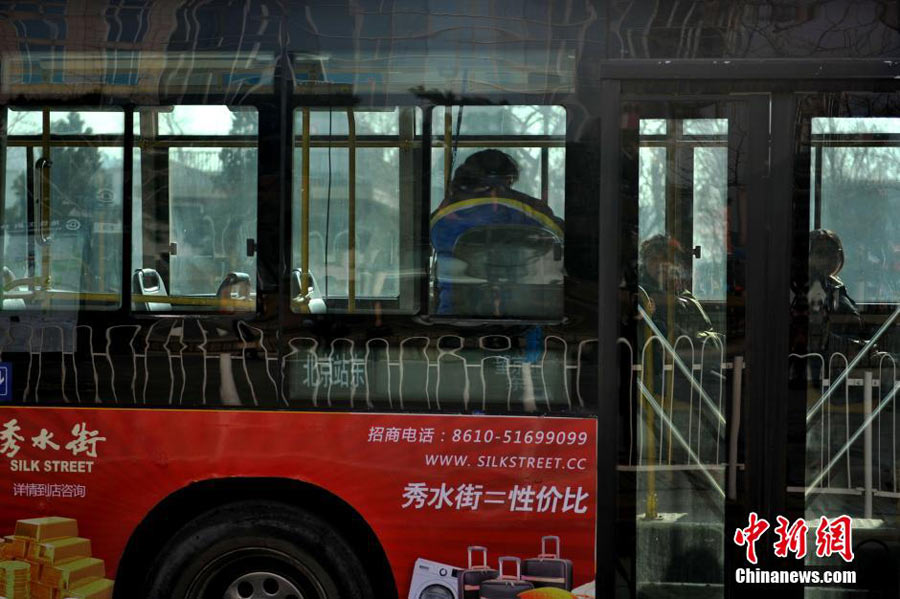 Home-bound workers ease crowding in Beijing