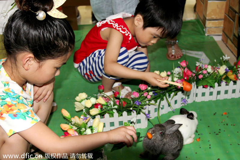Shopping mall attracts kids to 'Happy Farm'