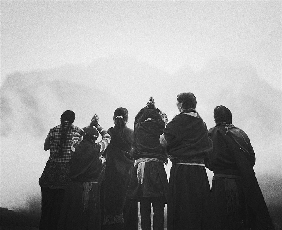 Stunning images of devout Tibetan Buddhist pilgrims