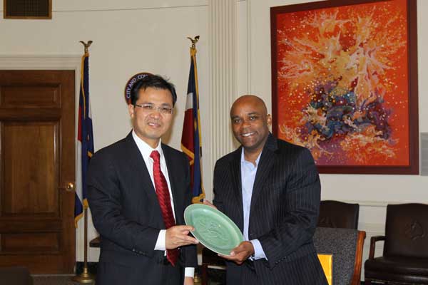 Chinese Consul General in Chicago visits Denver
