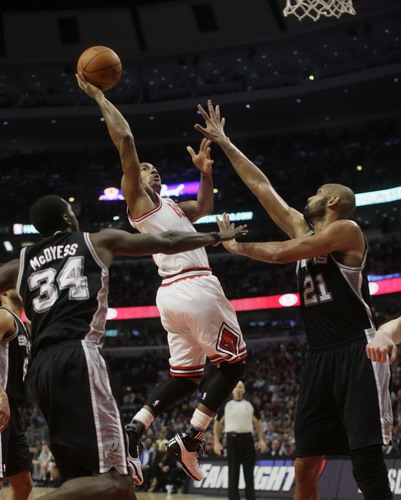 Rose leads Bulls past Spurs