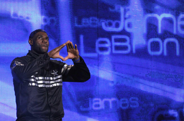 NBA All-Star game starts with chalk-throwing ritual