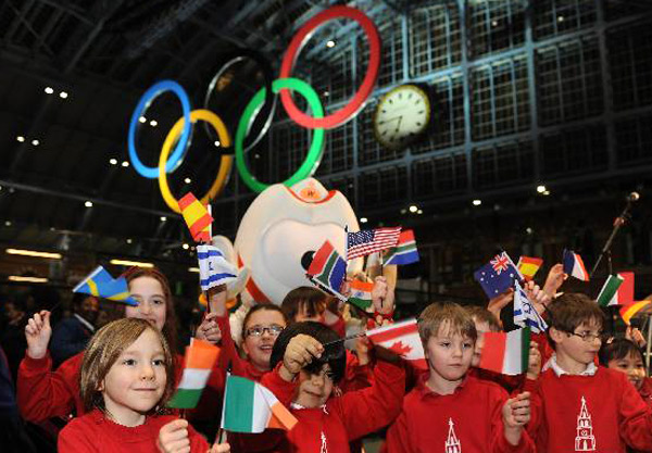 London unveils first giant Olympic Rings