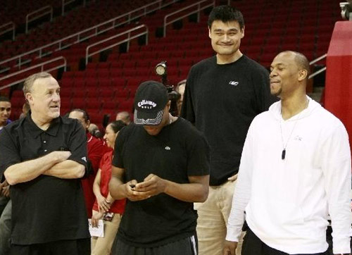 Yao Ming meets fans in Houston