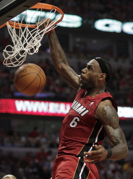 James leads Heat past Bulls for 1-1 tie