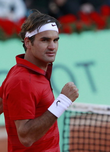 Federer sets up semi showdown against Djokovic