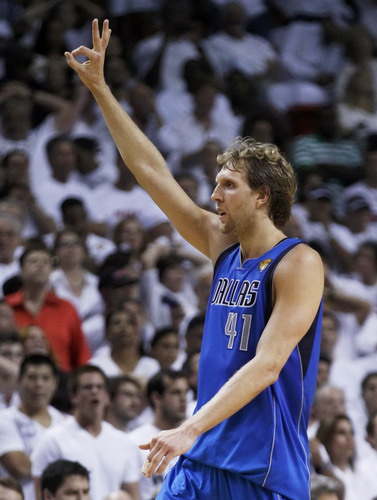 Nowitzki rallies Mavs to even series with Heat