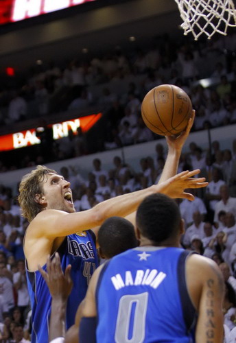 Nowitzki rallies Mavs to even series with Heat