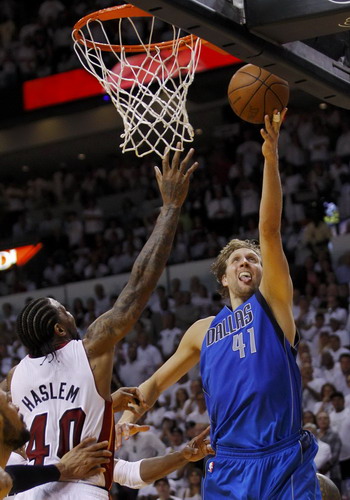 Nowitzki rallies Mavs to even series with Heat