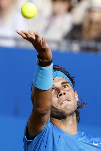 Nadal reaches Queen's last eight after rare blip