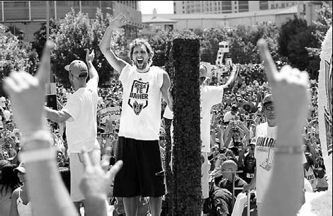 Mavs celebrate first NBA title with downtown parade