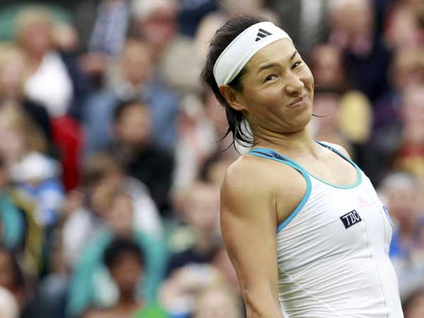 Under Wimbledon's roof, Venus overpowers Date-Krumm