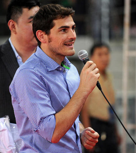 Casillas and girlfriend watch Guo'an game in Beijing