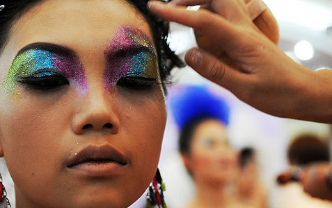 Bridal makeup contest held in E China