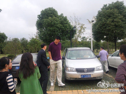 Yao Ming registers to go back to school