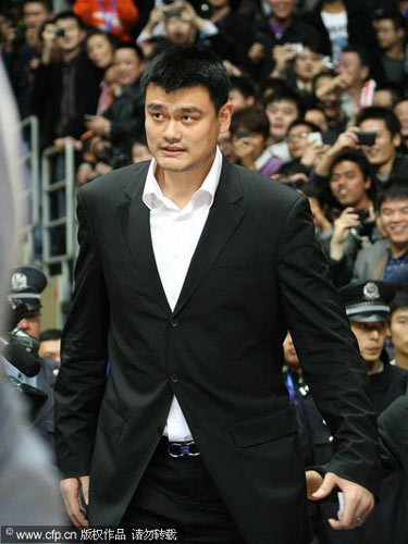 Senior commentator gets jersey from Yao Ming