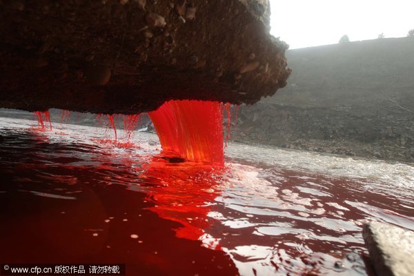 Polluted river looks blood-red in C China