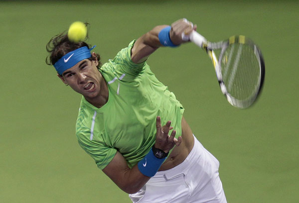 Rampant Federer crushes Davydenko in Doha