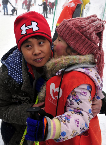Wang Meng has winter fun with disabled children