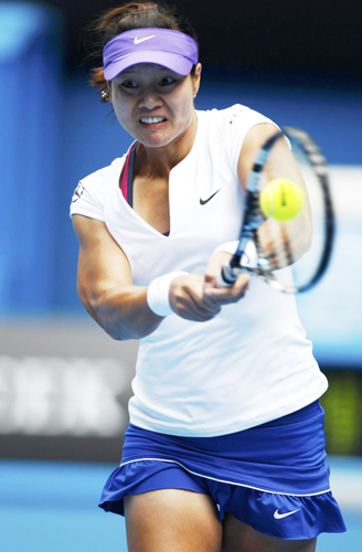 Li Na steamrolls Rogowska to make third round