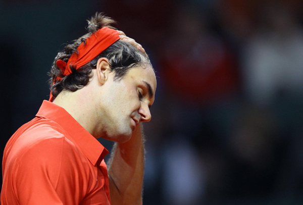 Isner stuns Federer, holders Spain in control