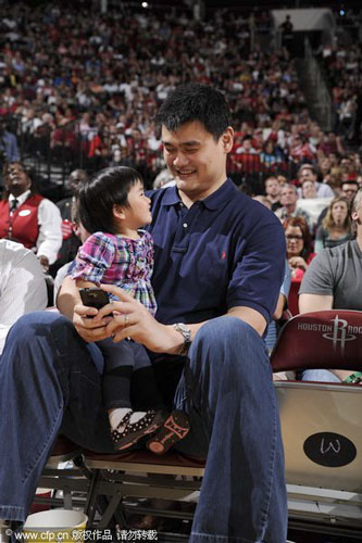 Yao watches Rockets games with wife and daughter
