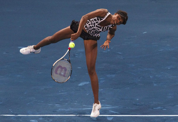 Serena sails through, Venus crashes out