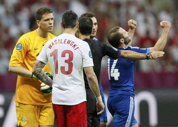 Euro kick-off: Poland held by Greece, two sent off