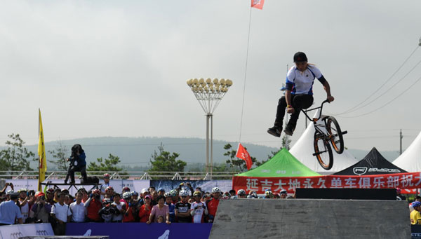 Cyclists bring their tricks to NE China