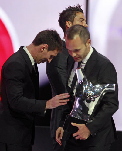 Iniesta wins UEFA's Best Player in Europe award