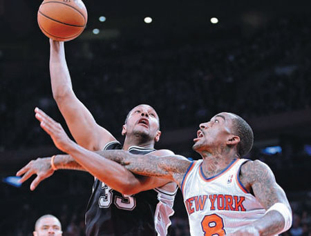 Novak stars as Knicks end Spurs' win streak