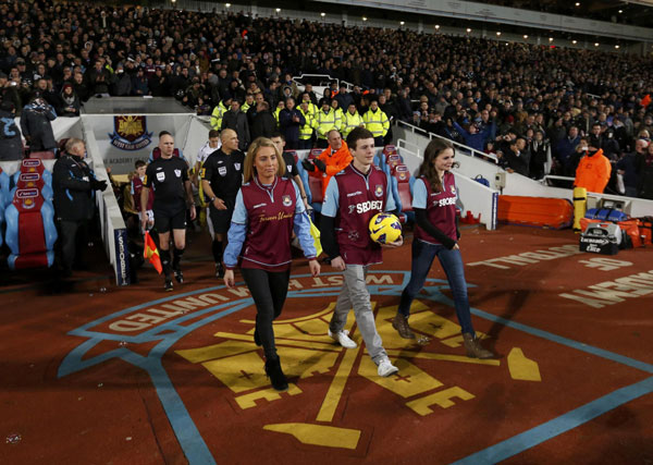 West Ham pay tribute to England hero Moore