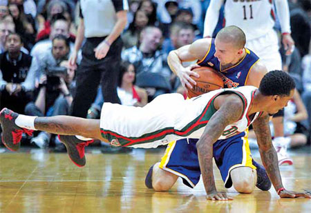Bryant has bone spur, Lakers fall to Bucks