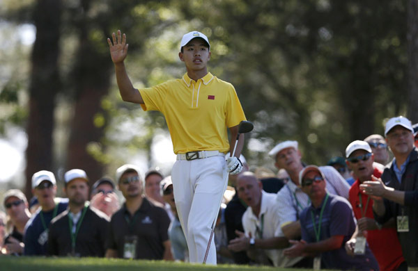 Chinese teen golfer draws young admirers