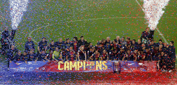 Barca close on 100 points, lifts La Liga trophy